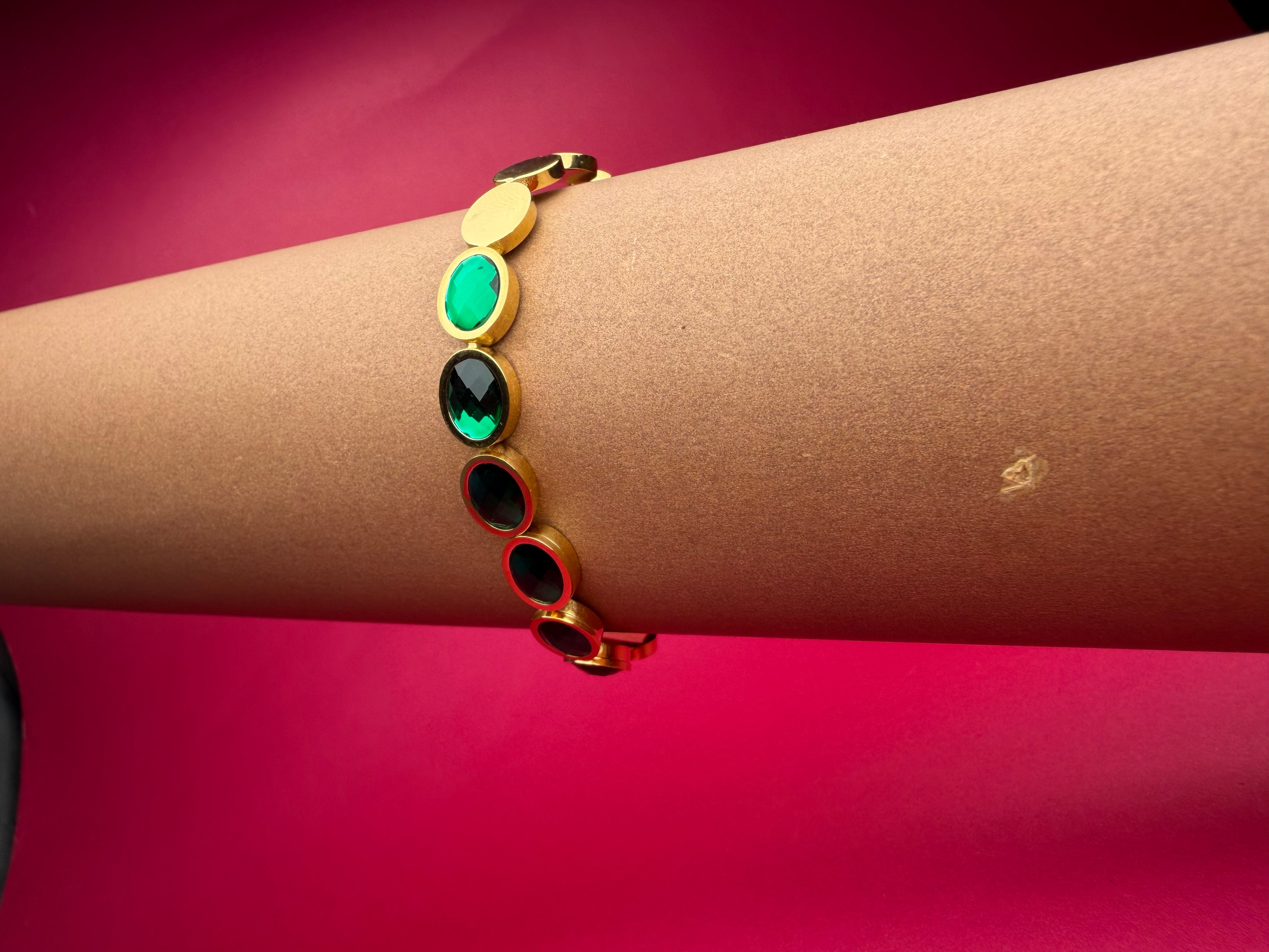 Emerald Green Oval Crystal Bangle – Luxury Gold-Tone Stainless Steel Bracelet