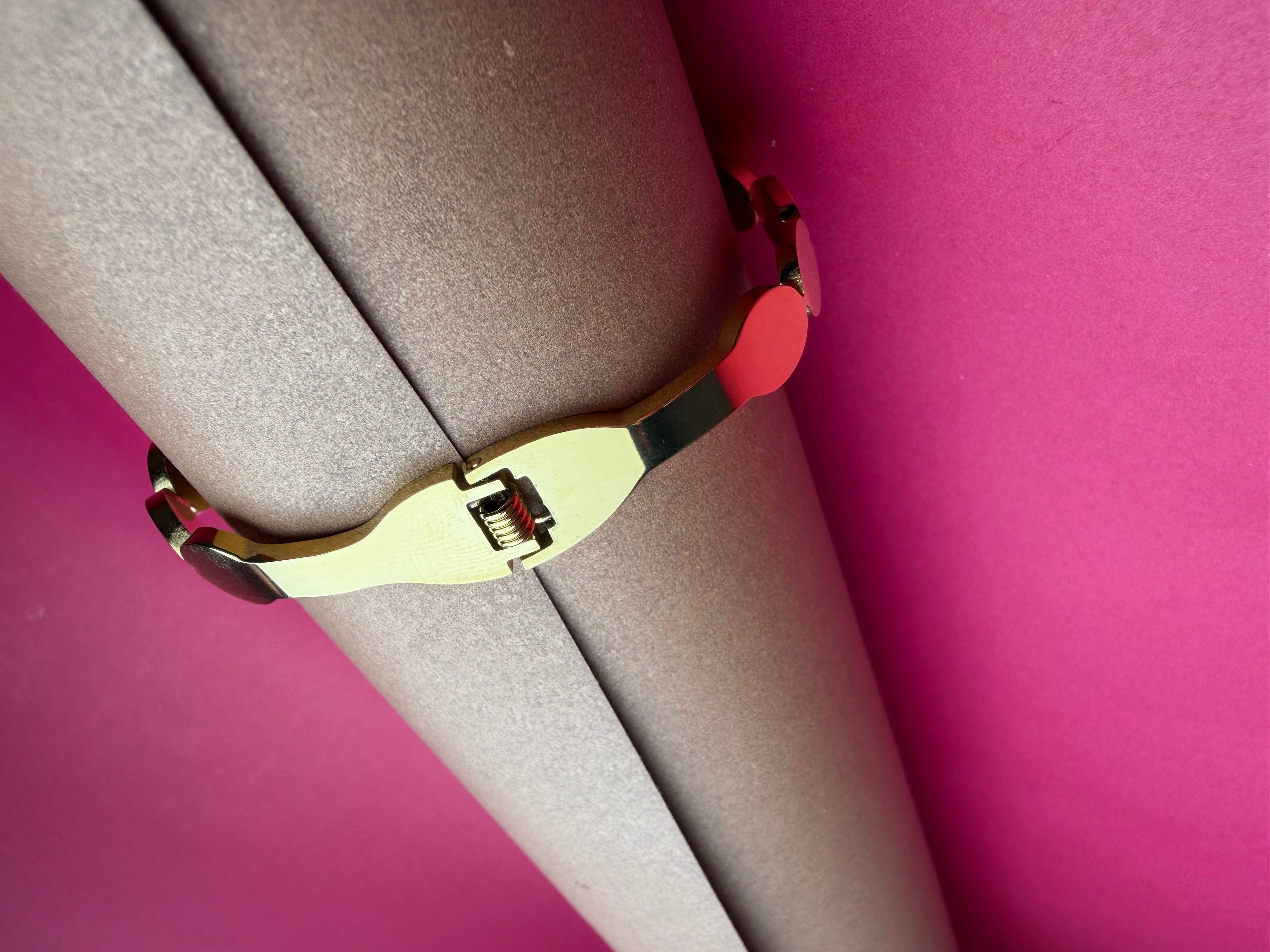 Emerald Green Oval Crystal Bangle – Luxury Gold-Tone Stainless Steel Bracelet